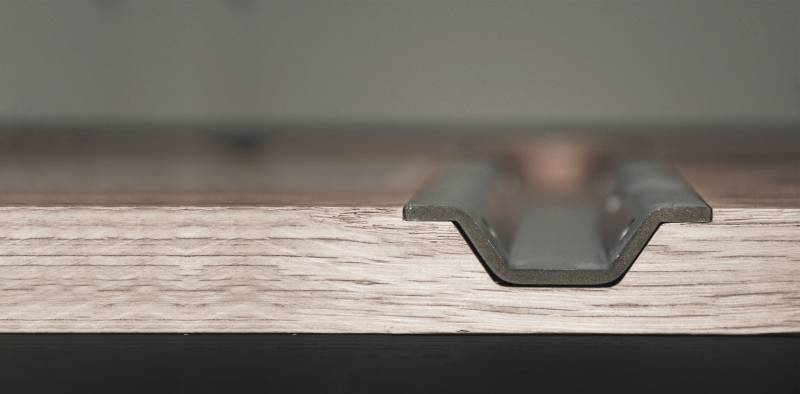 Profilé raidisseur V pour table